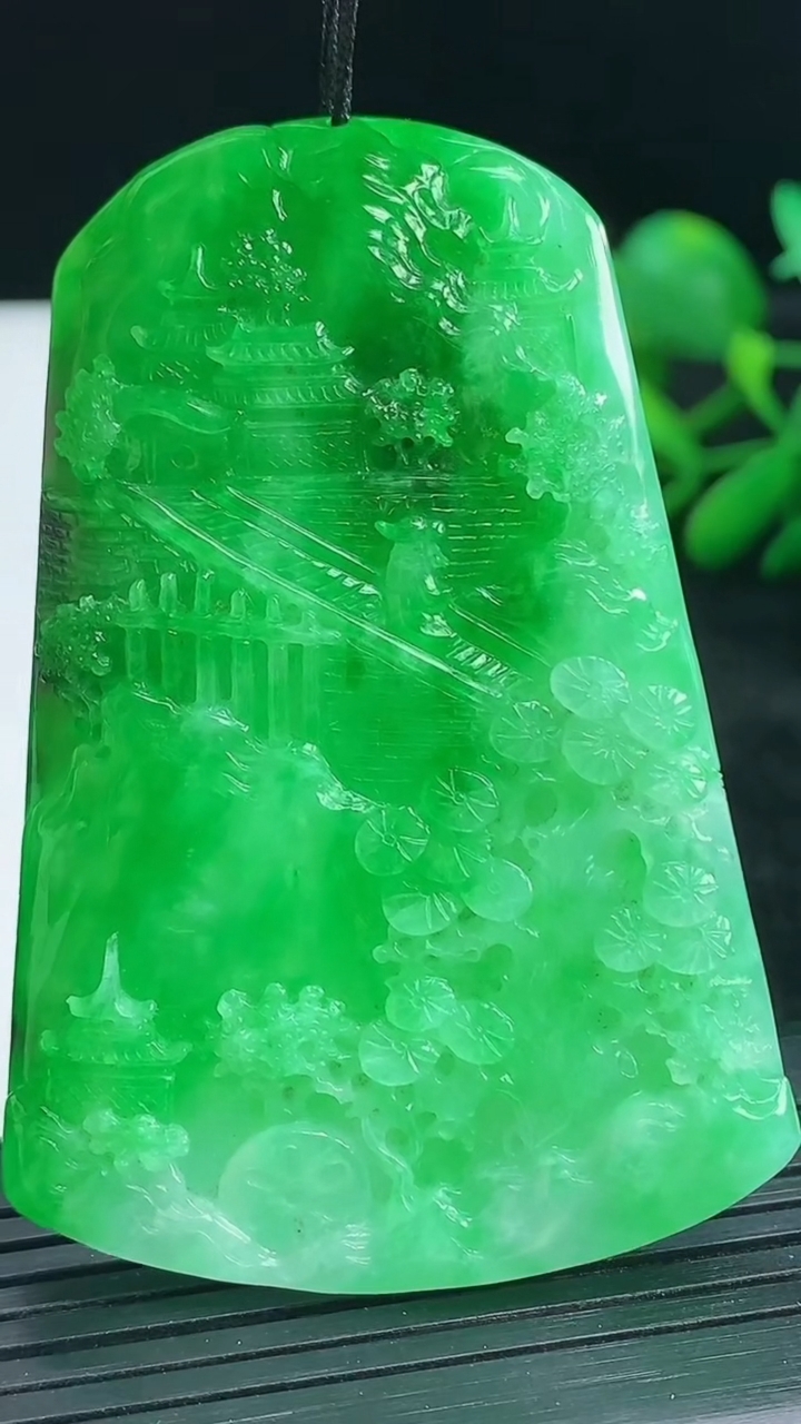 天然A货翡翠山水牌吊坠尺寸61.3-41.9-7.9重量:40.37g
3月28日