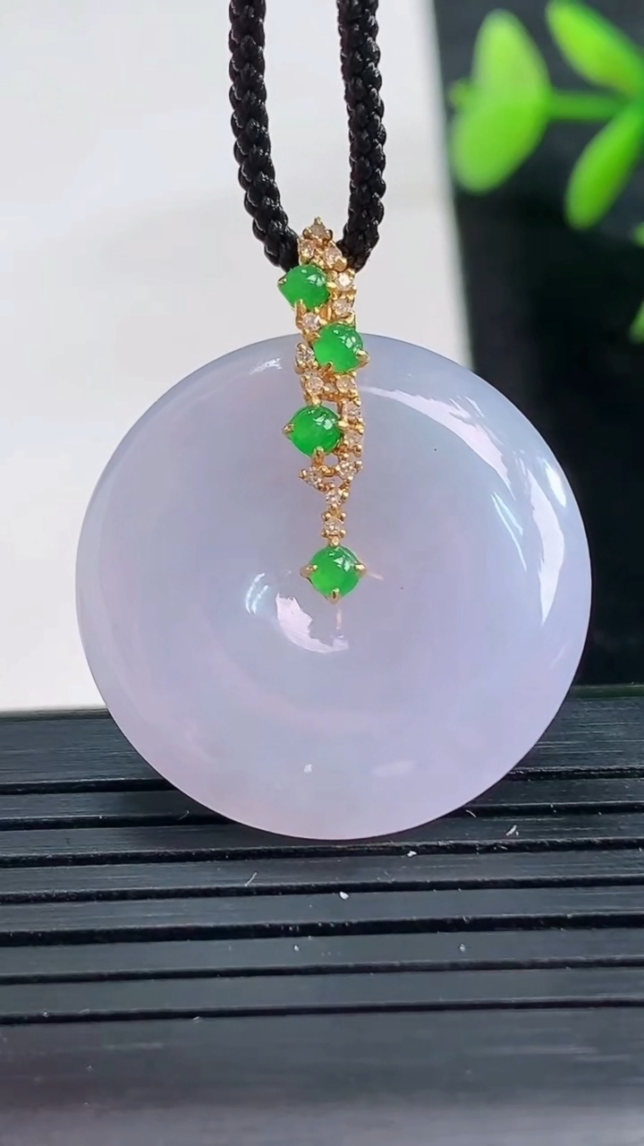 天然A货翡翠18K金紫罗兰平安扣吊坠尺寸25.6-5.4重量:8.16g
3月28日