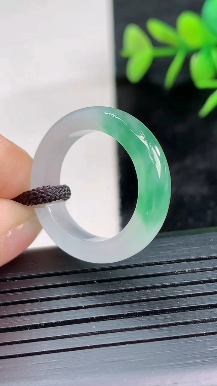 天然A货翡翠冰种飘花指环戒指尺寸17.6-5.6-3.6重量:4.08g2026年3月28日
工厂直