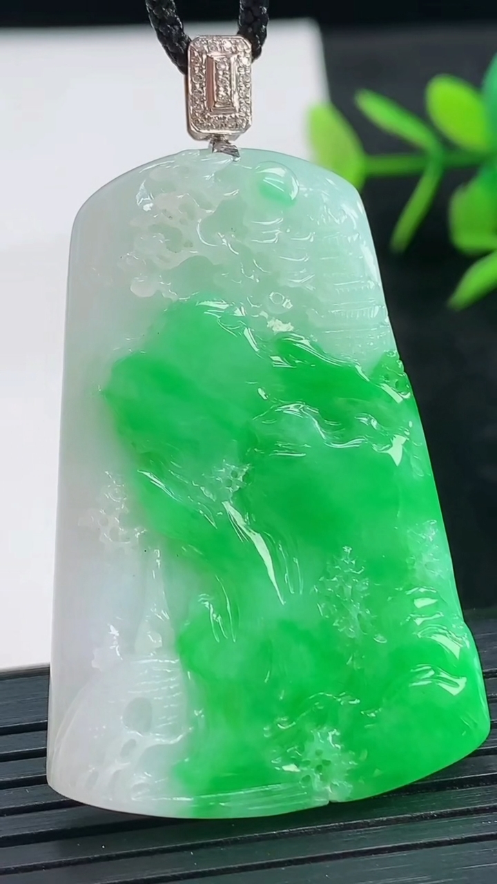 天然A货翡翠山水牌吊坠尺寸45.8-30.7-5.1重量:16.26g
3月28日