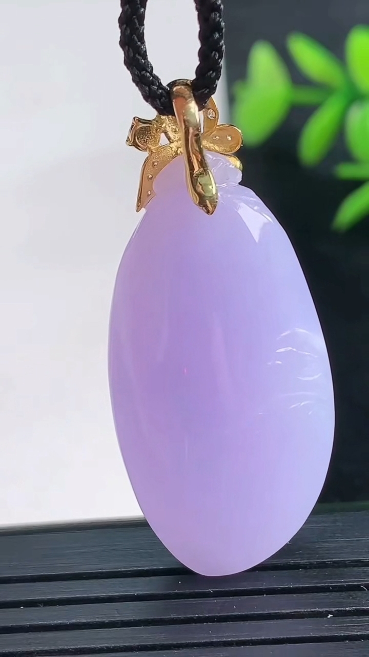 天然A货翡翠18K金紫罗兰福瓜吊坠尺寸34.7-17.4-11.2重量:11.40g
3月28日