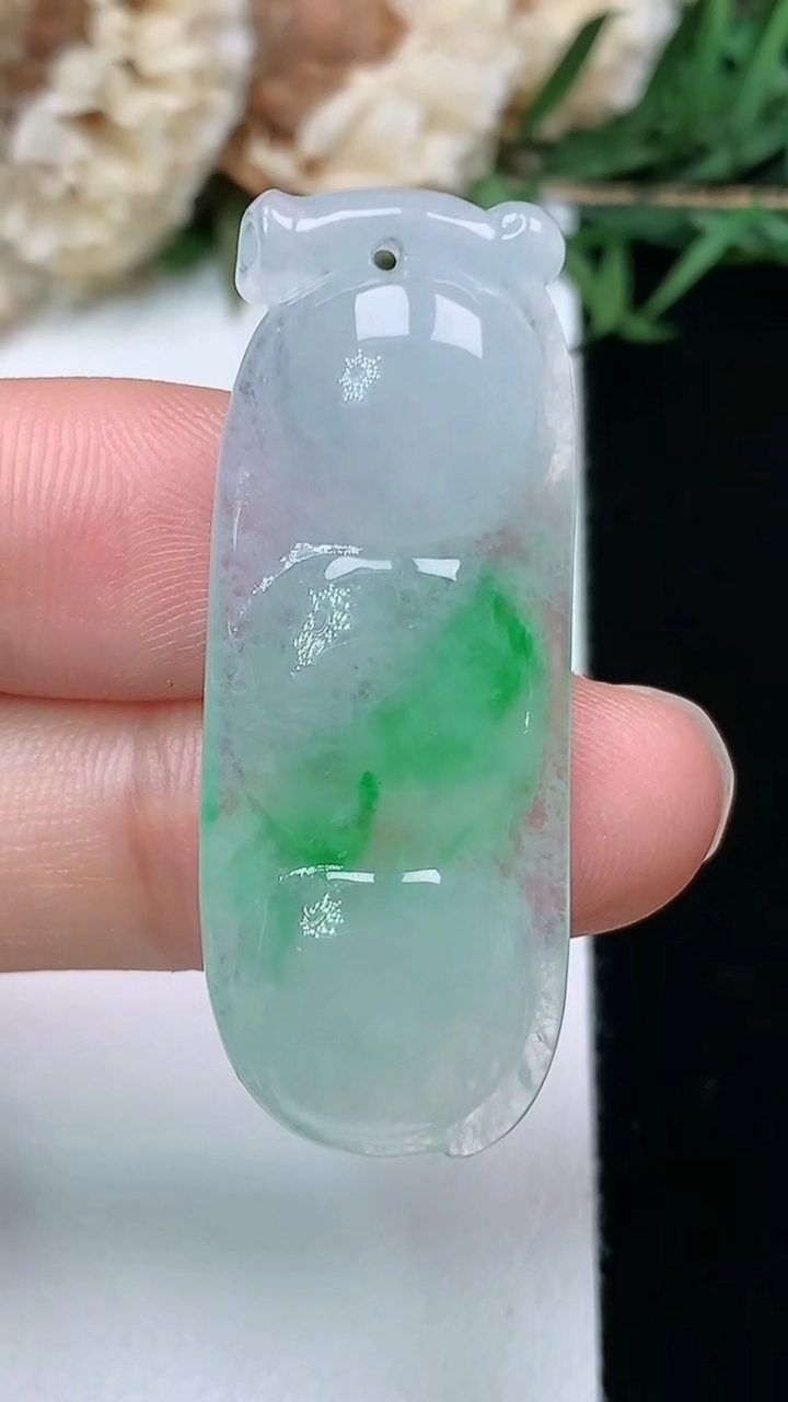 天然A货翡翠福豆吊坠，尺寸39.4-15.3-5.4，重量:7.02g
3月28日