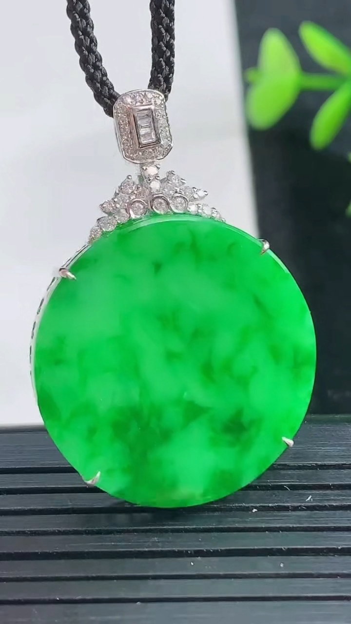 天然A货翡翠无事牌吊坠尺寸36.9-25.4-5.4重量:4.98g
3月28日