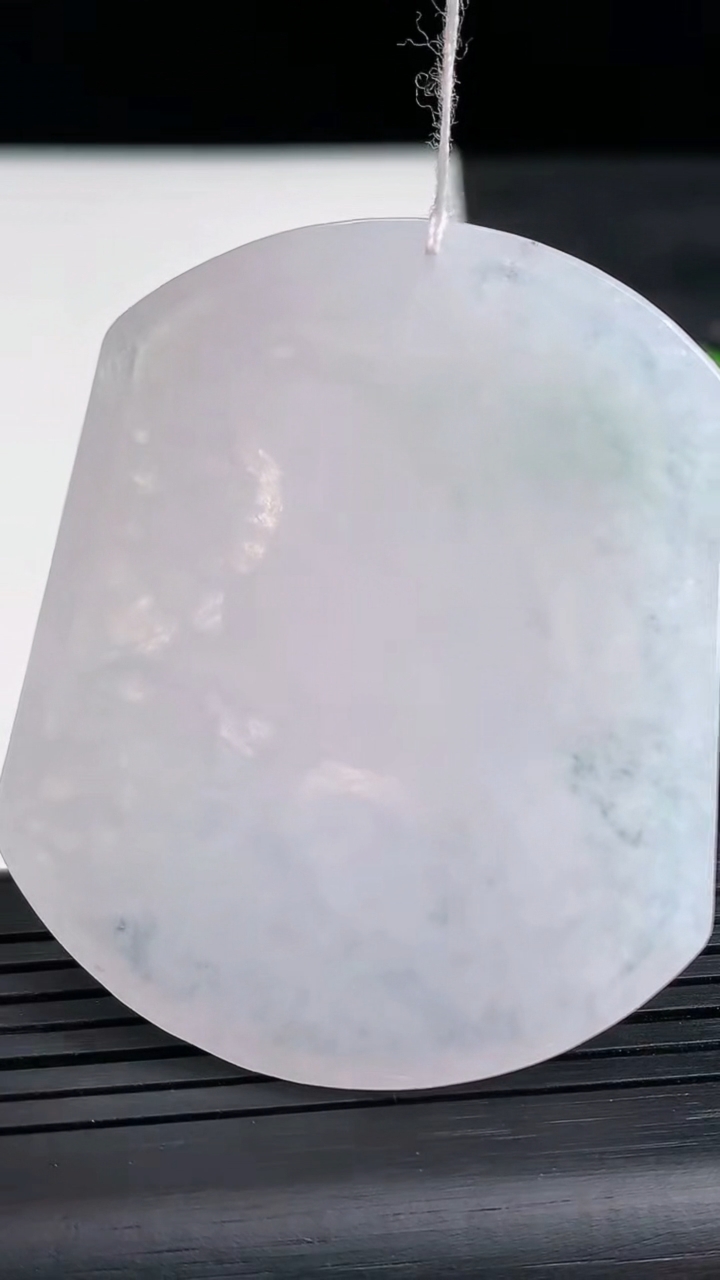 天然A货翡翠冰种飘花生肖狗吊坠尺寸52.6-43.8-5.9重量:29.42g
3月28日