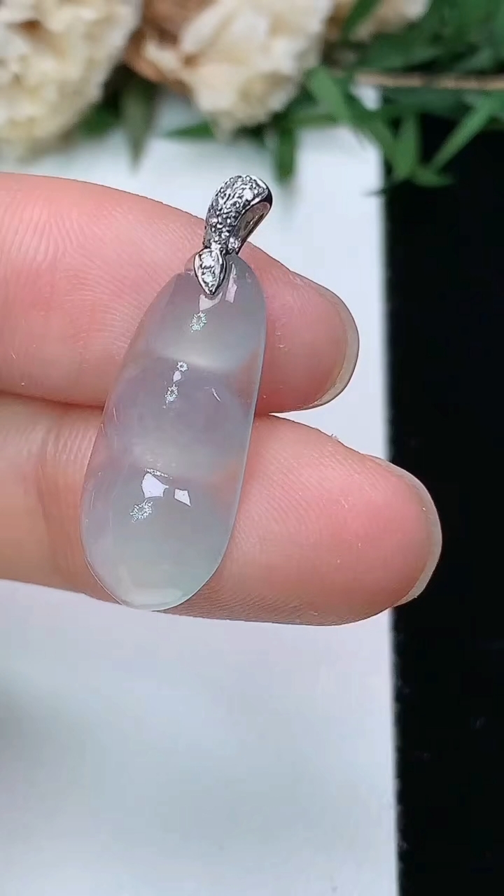 天然A货翡翠白冰福豆吊坠，尺寸21.4-9.6-4.2，重量:1.68g
3月28日