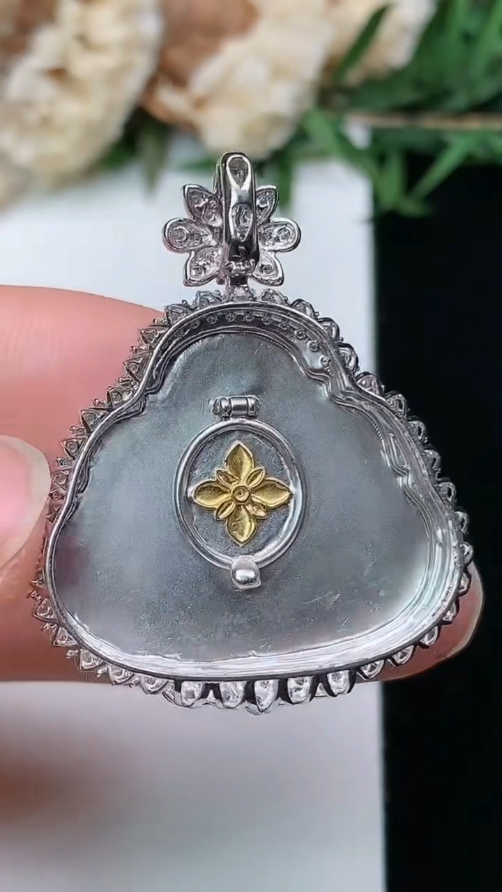 天然A货翡翠佛公吊坠，尺寸34-27.4-10.3，裸石21.3-24.4，重量:7.12g
3月28日