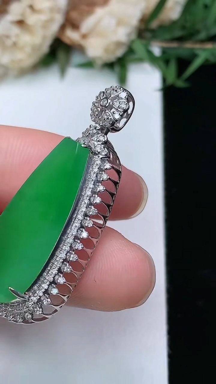 天然A货翡翠无事牌吊坠，尺寸37-14.6-9.3，裸石24.6-10.8，重量:4.62g
3月28日