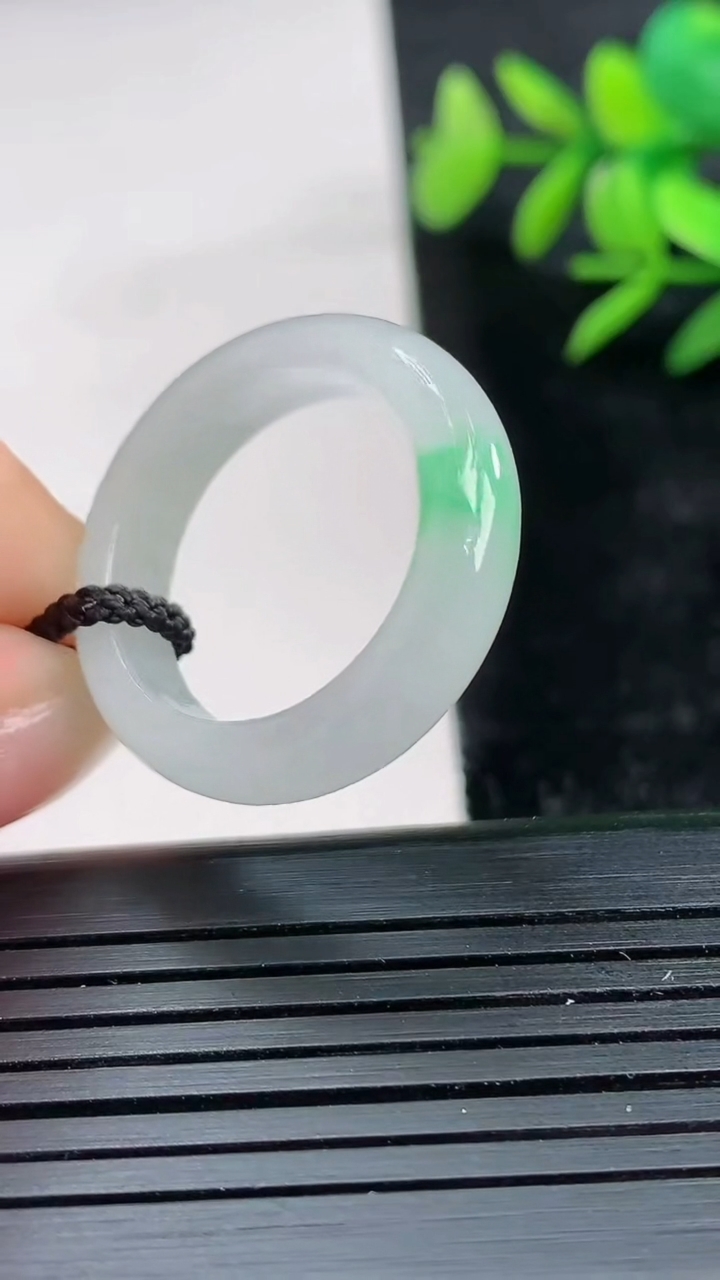 天然A货翡翠指环戒指尺寸19.4-5.6-3.7重量:4.37g2026年3月28日
工厂直销收藏佳品,种好水足，色泽均匀，有种有色，上手高大气！