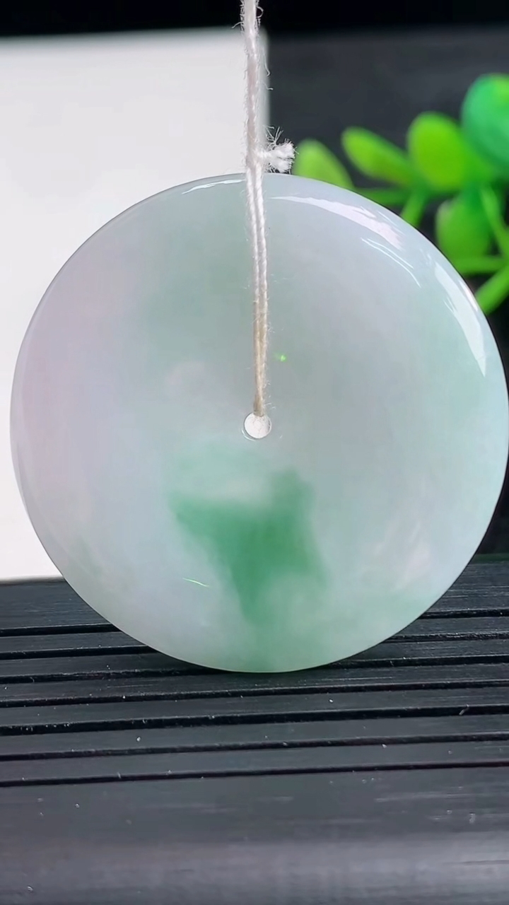 天然A货翡翠平安扣吊坠尺寸35.9-5.4重量:15.17g
3月28日