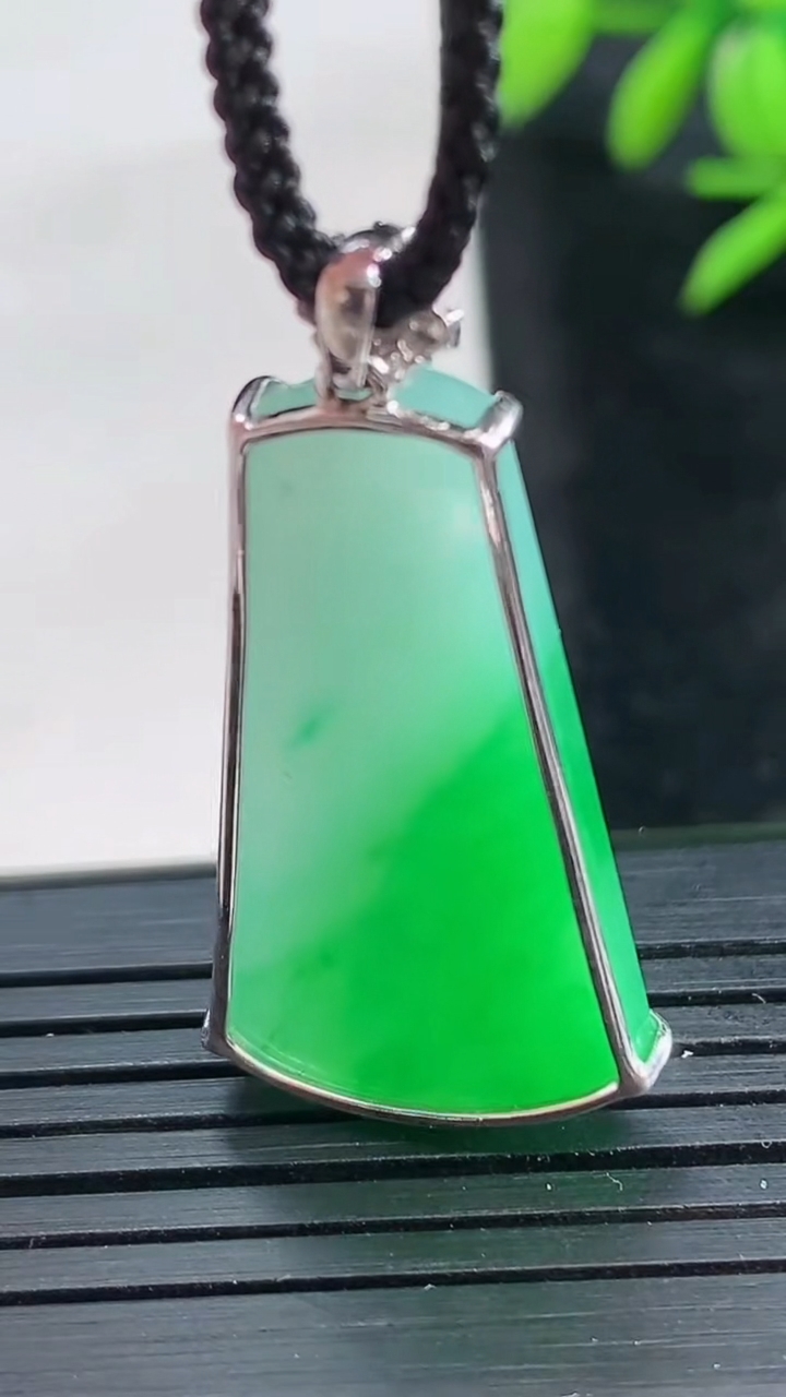 天然A货翡翠无事牌吊坠尺寸28.8-17.3-5重量:5.16g
3月28日