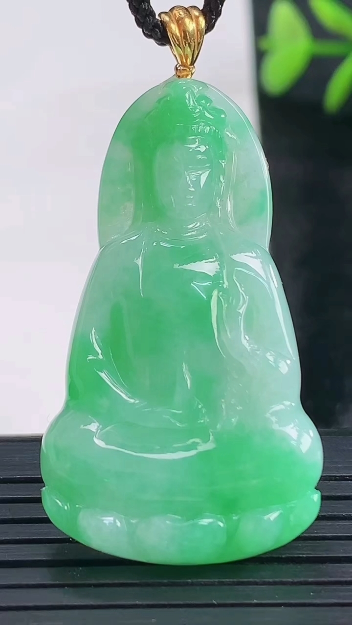 天然A货翡翠观音菩萨吊坠尺寸42.4-24.1-5.4重量:10.45g
3月28日