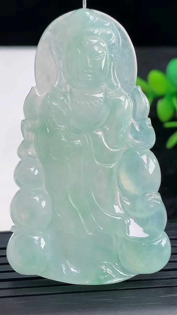 天然A货翡翠观音菩萨吊坠尺寸61.3-36.3-5.6重量:22.03g
3月28日