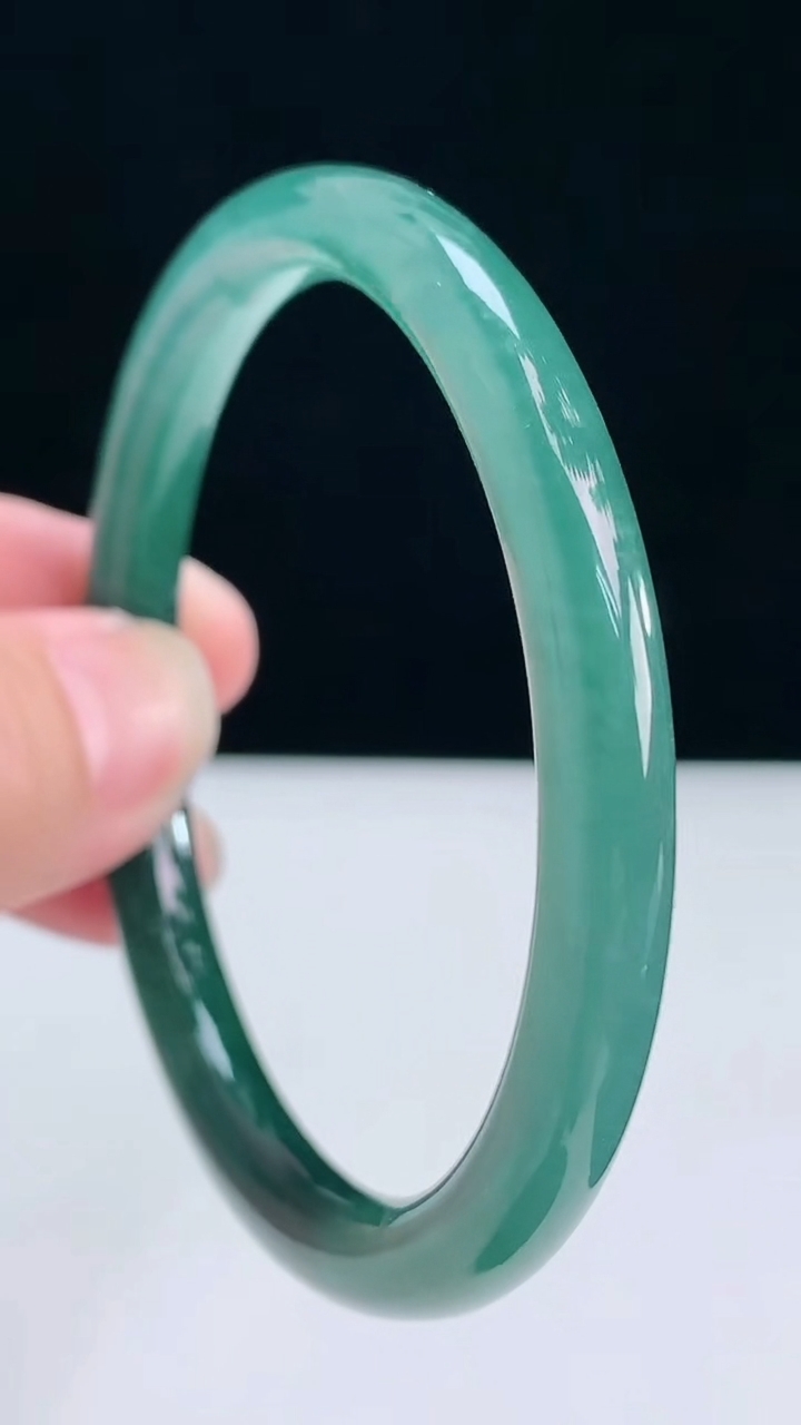 圈口58-59翡翠a货蓝圆条手镯尺寸58.5-6.8，重:27.81g3月28日