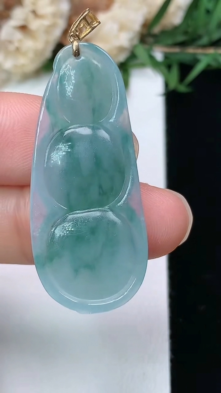 天然A货翡翠飘花福豆吊坠，尺寸36.7-15.8-5.8，重量:5.52g
3月28日