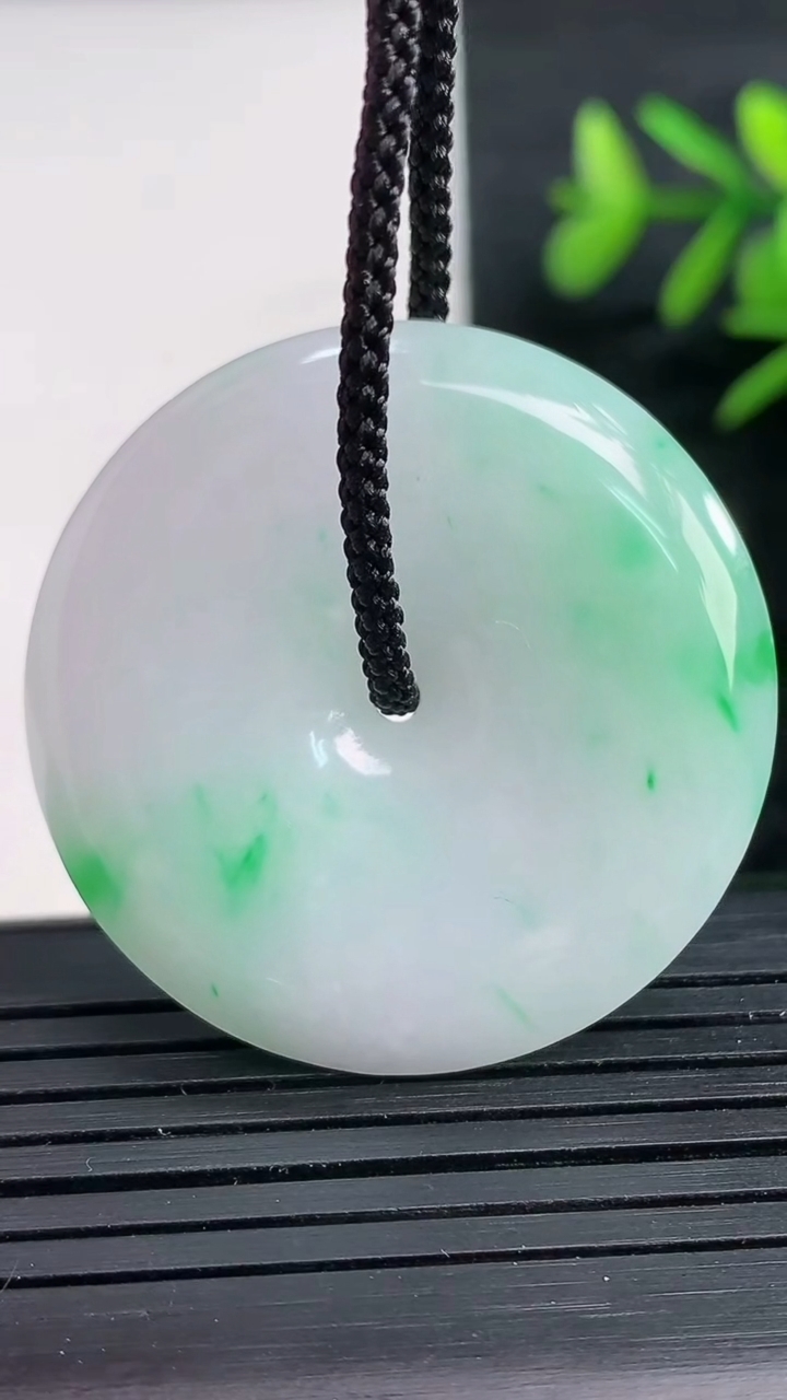 天然A货翡翠平安扣吊坠尺寸34.7-6重量:15.52g
3月28日