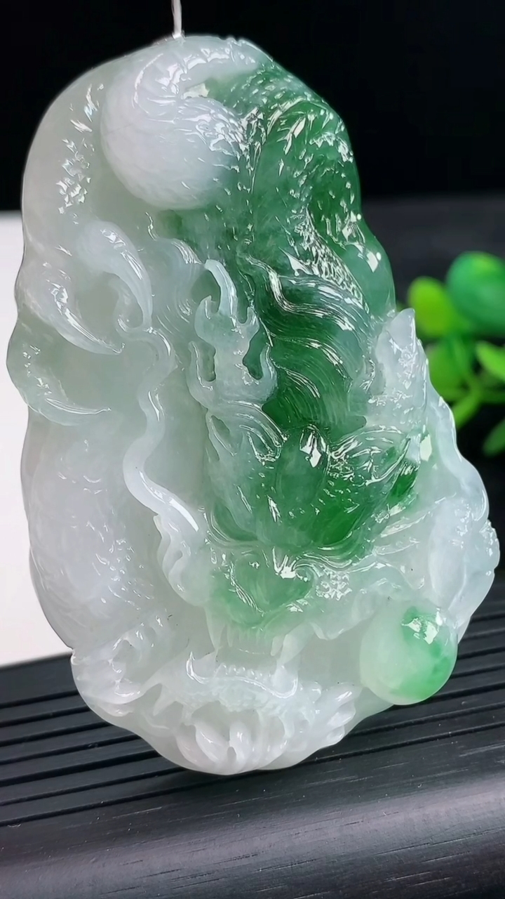 天然A货翡翠龙牌吊坠尺寸68.6-43.1-13.3重量:67.91g
3月28日