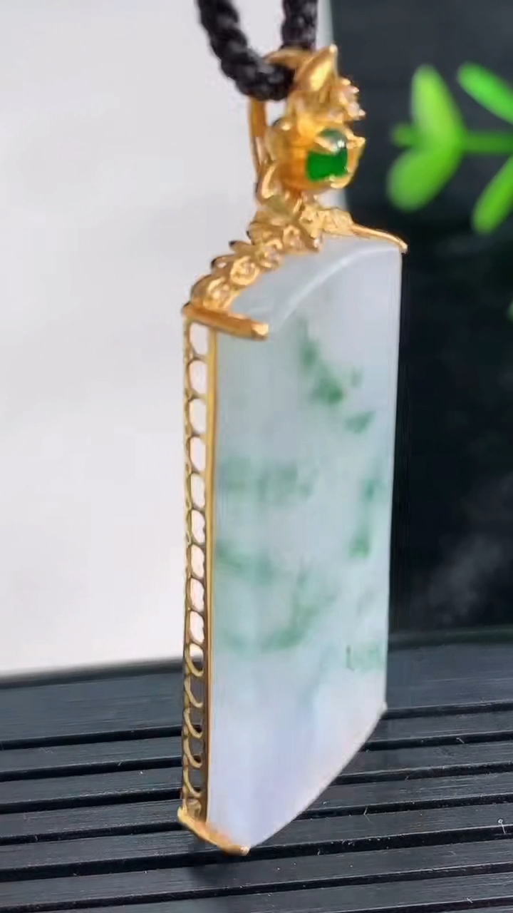 天然A货翡翠18K金紫罗兰飘花无事牌吊坠尺寸49.8-38-17.2-5.5重量:8.35g
3月28日