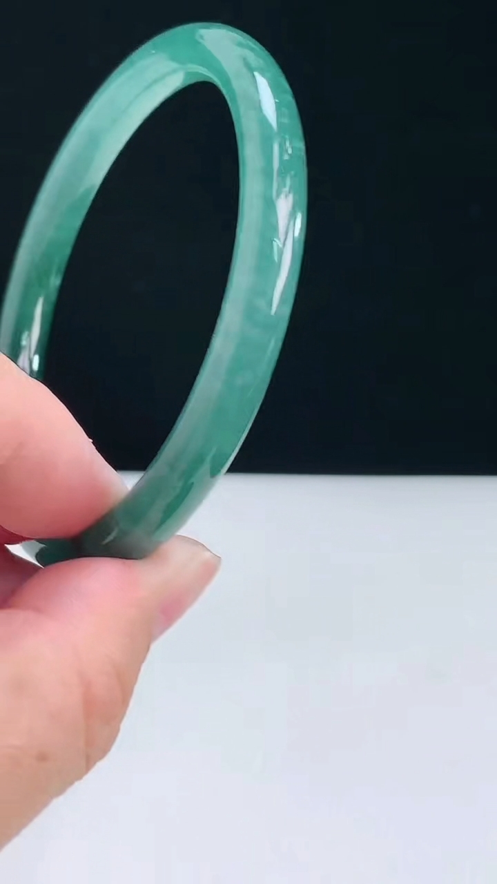 圈口58-59翡翠a货蓝圆条手镯尺寸58.5-6.8，重:27.81g3月28日