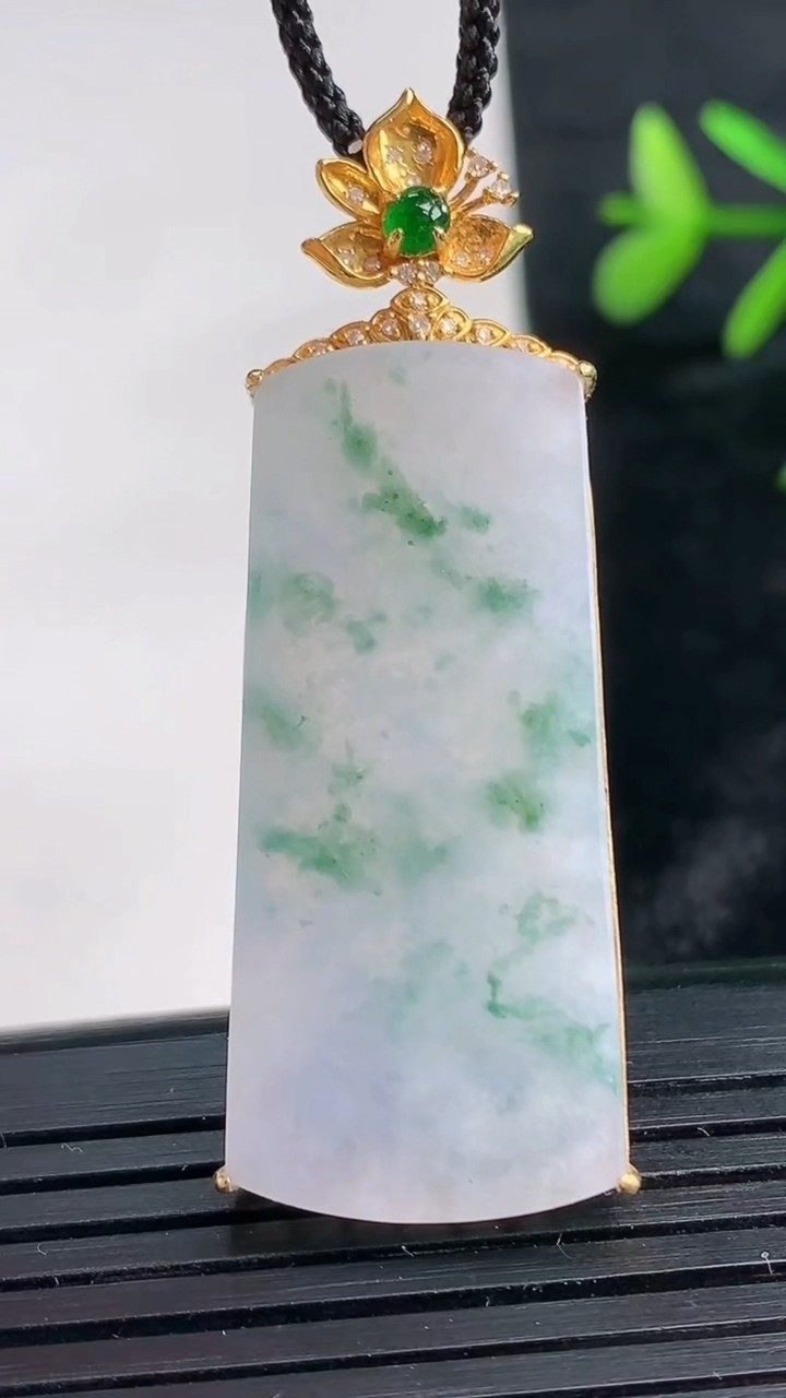 天然A货翡翠18K金紫罗兰飘花无事牌吊坠尺寸49.8-38-17.2-5.5重量:8.35g
3月28日