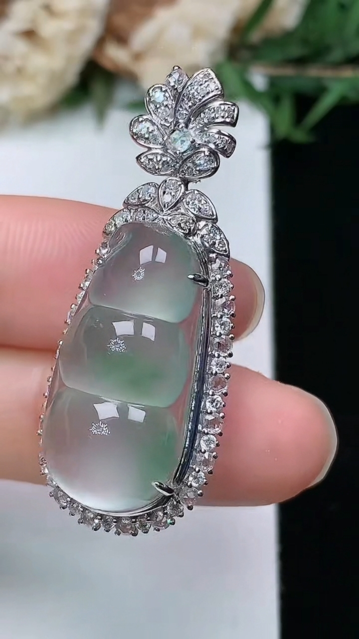 天然A货翡翠福豆吊坠，尺寸38-15.2-13.2，裸石22.4-11.2，重量:5.72g
3月28日，重量:5.72g