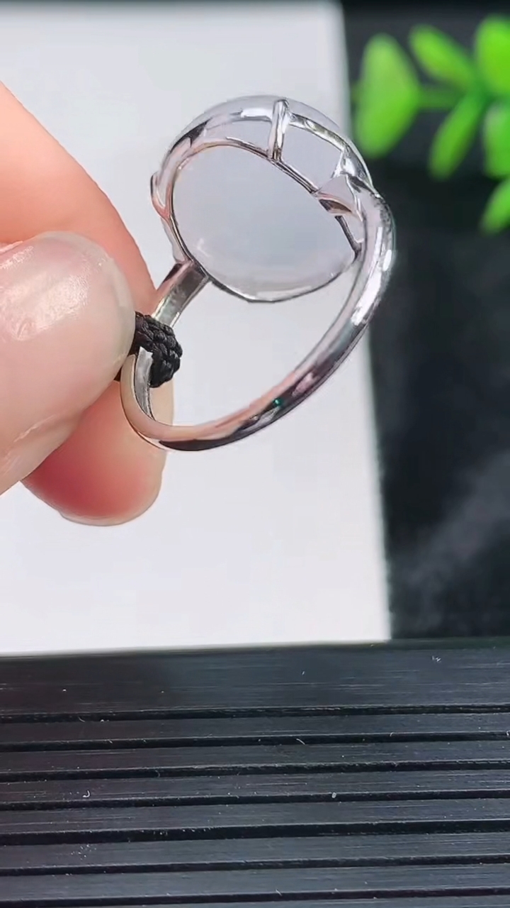 天然A货翡翠种白冰蛋面戒指尺寸17.7-14重量:3.58g2026年3月28日
工厂直销收藏佳品,种好水足，色泽均匀，有种有色，上手高大气！