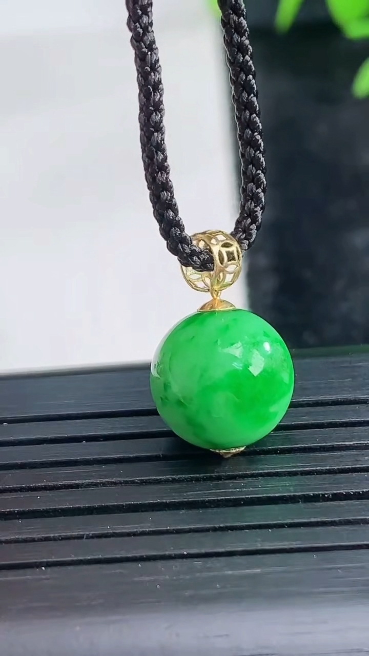 天然A货翡翠圆珠吊坠尺寸11重量:2.57g
3月28日