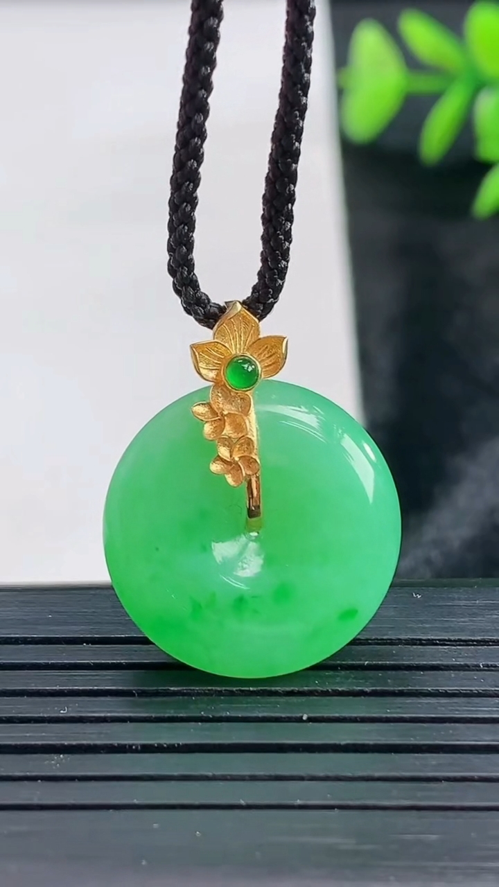 天然A货翡翠平安扣吊坠尺寸19.6-5.2重量:4.49g
3月28日