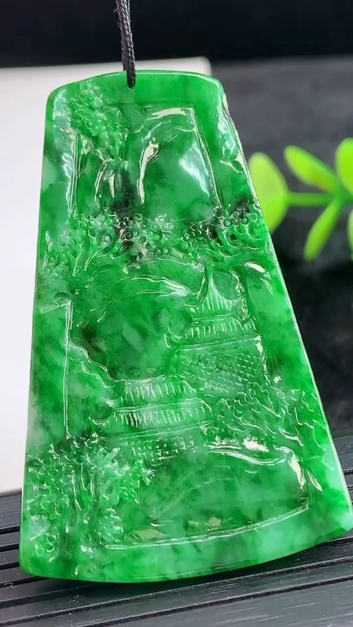 天然A货翡翠山水牌吊坠尺寸53.7-34.1-5.3重量:17.90g
3月28日