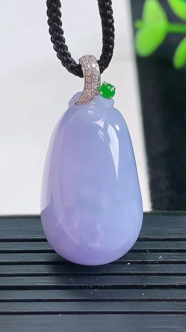 天然A货翡翠18K金紫罗兰福瓜吊坠尺寸27.5-16-11.4重量:9.82g
3月28日
