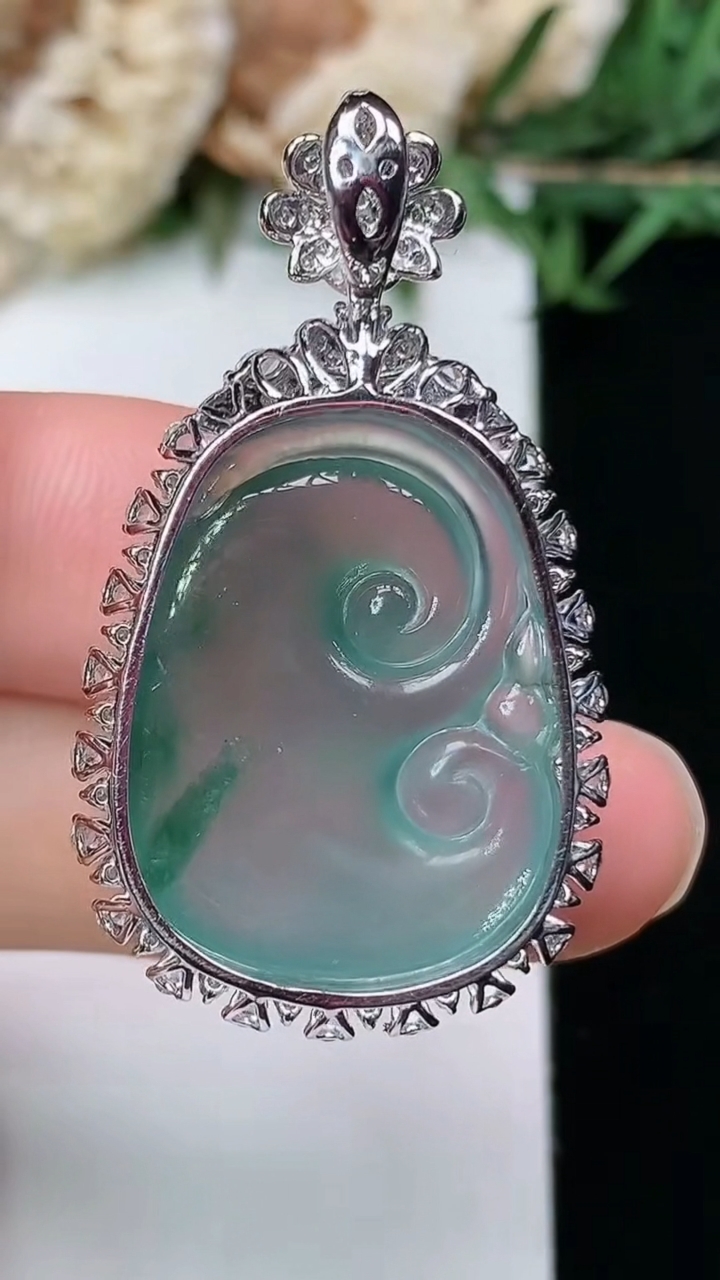 天然A货翡翠飘花如意吊坠，尺寸38-21.4-9.8，裸石24.4-18.3，重量:6.47g
3月28日