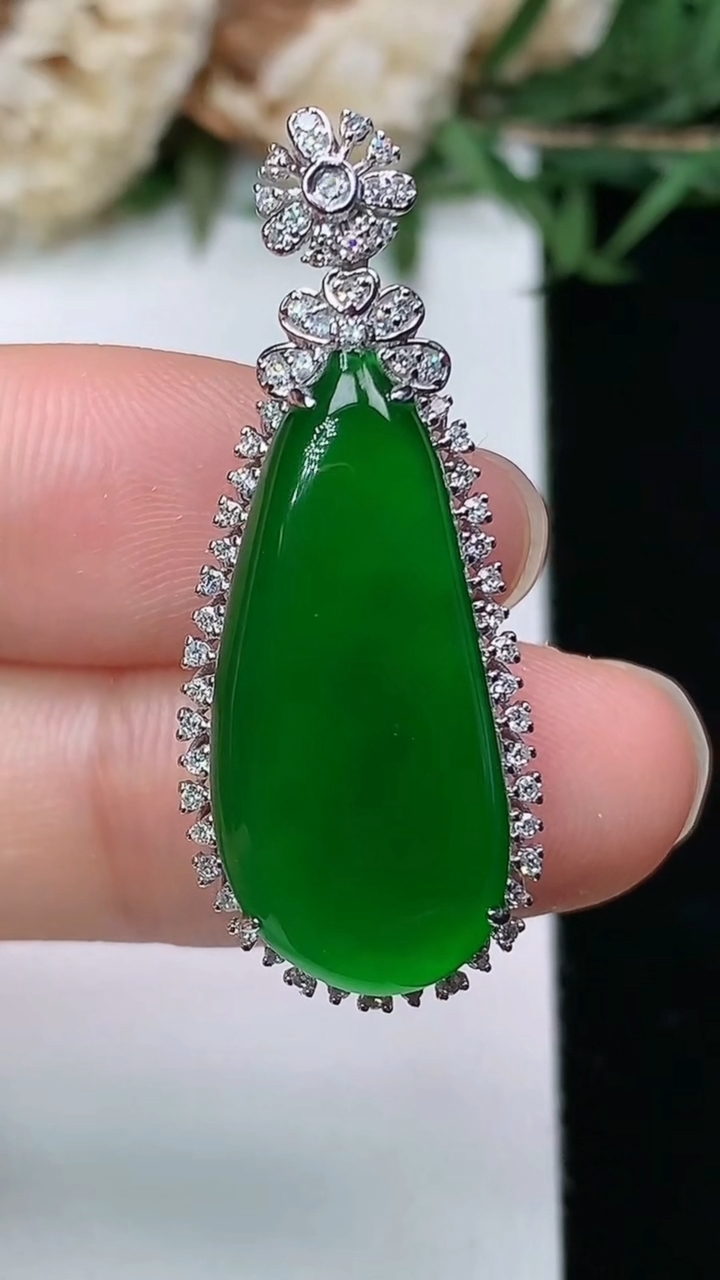 天然A货翡翠福瓜吊坠，尺寸35.4-14.2-8.5，裸石24.7-11.2，重量:4.90g
3月