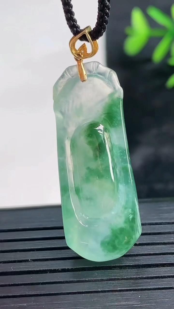 天然A货翡翠种飘花节节高升 竹节吊坠尺寸35.3-13.4-7.7重量:6.89g
3月28日