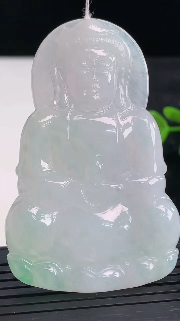 天然A货翡翠观音菩萨吊坠尺寸65.1-41.8-5.9重量:26.93g
3月28日