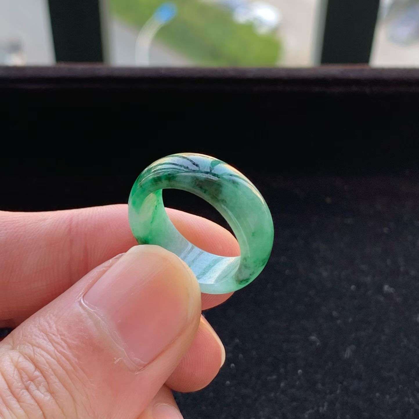 A货天然翡翠冰糯种飘绿戒指14号重量4.11
3月28日