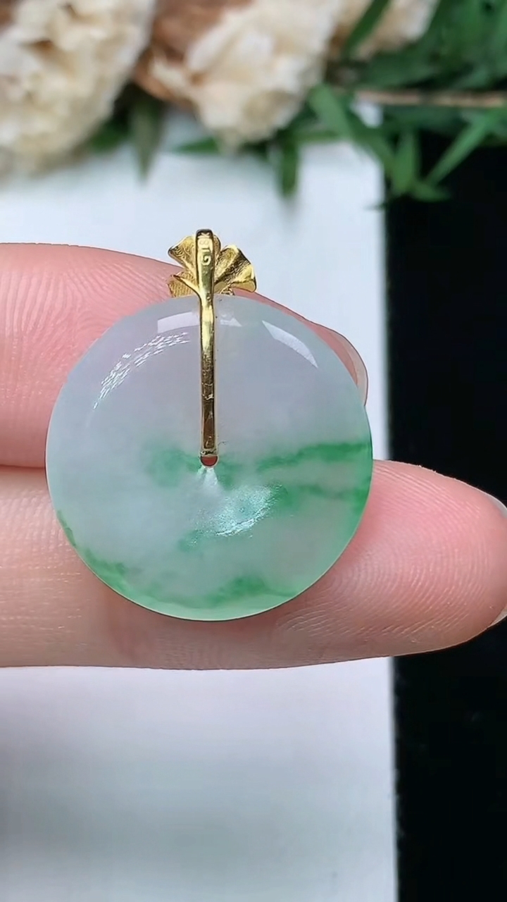 天然A货翡翠平安扣吊坠，尺寸18.9-3.6，重量:2.92g
3月28日