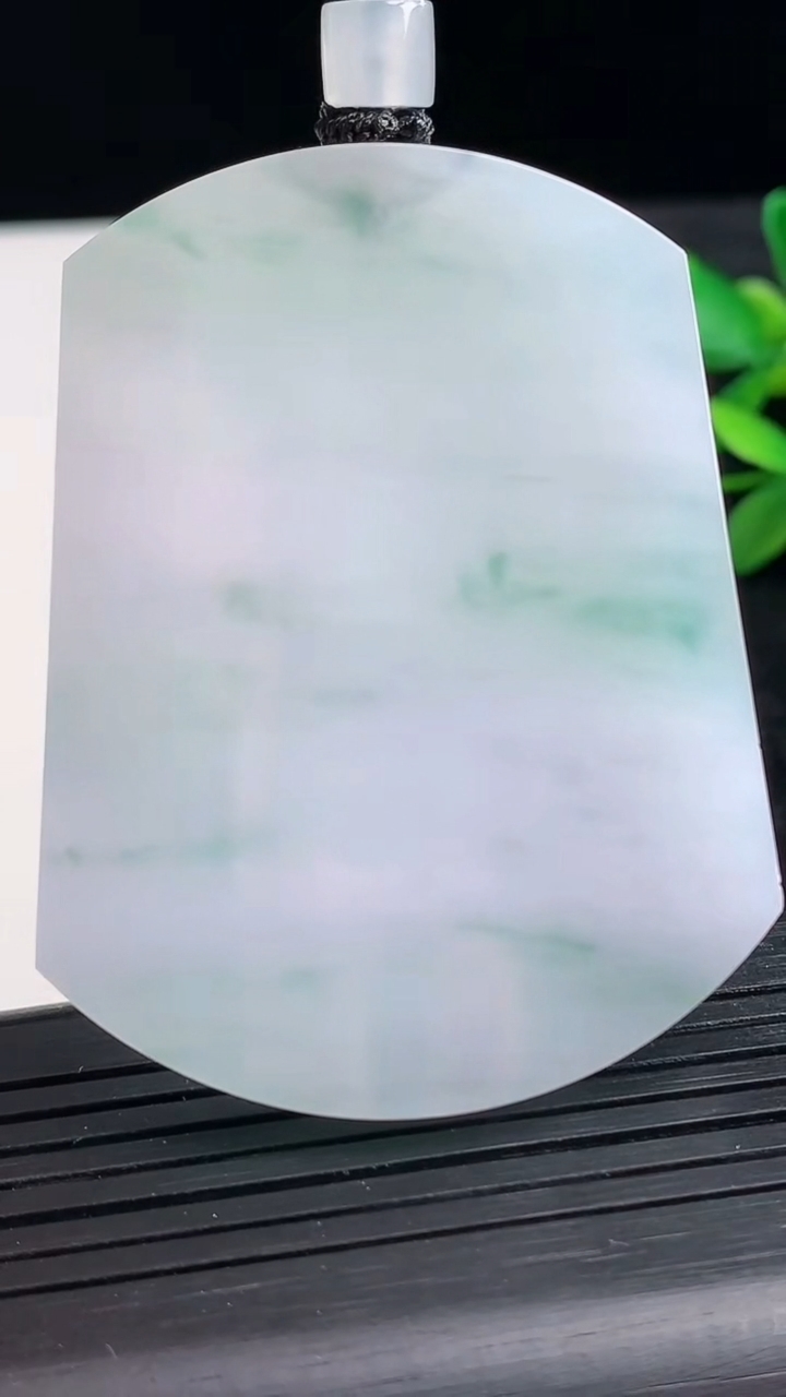 天然A货翡翠冰种飘花无事牌吊坠尺寸56.5-43.7-5.5重量:43.08g
3月28日