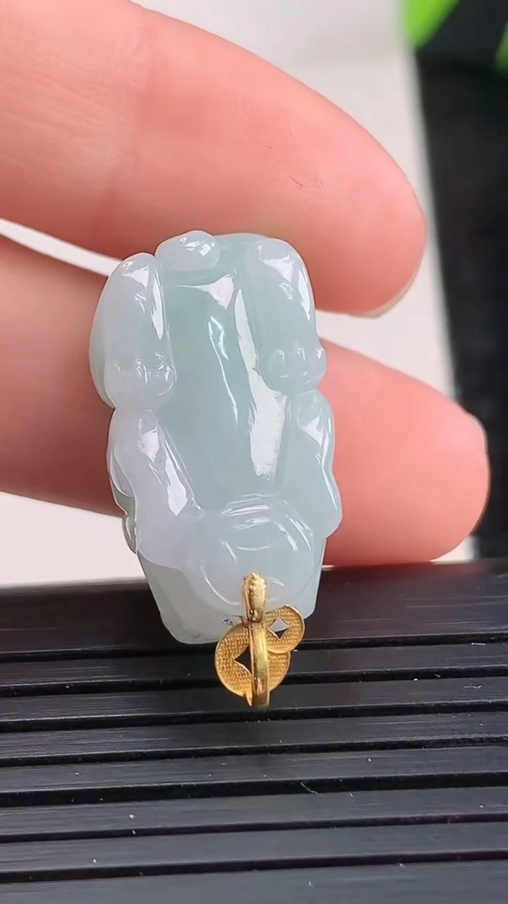 天然A货翡翠貔貅吊坠尺寸22-12.5-10.6重量:6.76g
3月28日