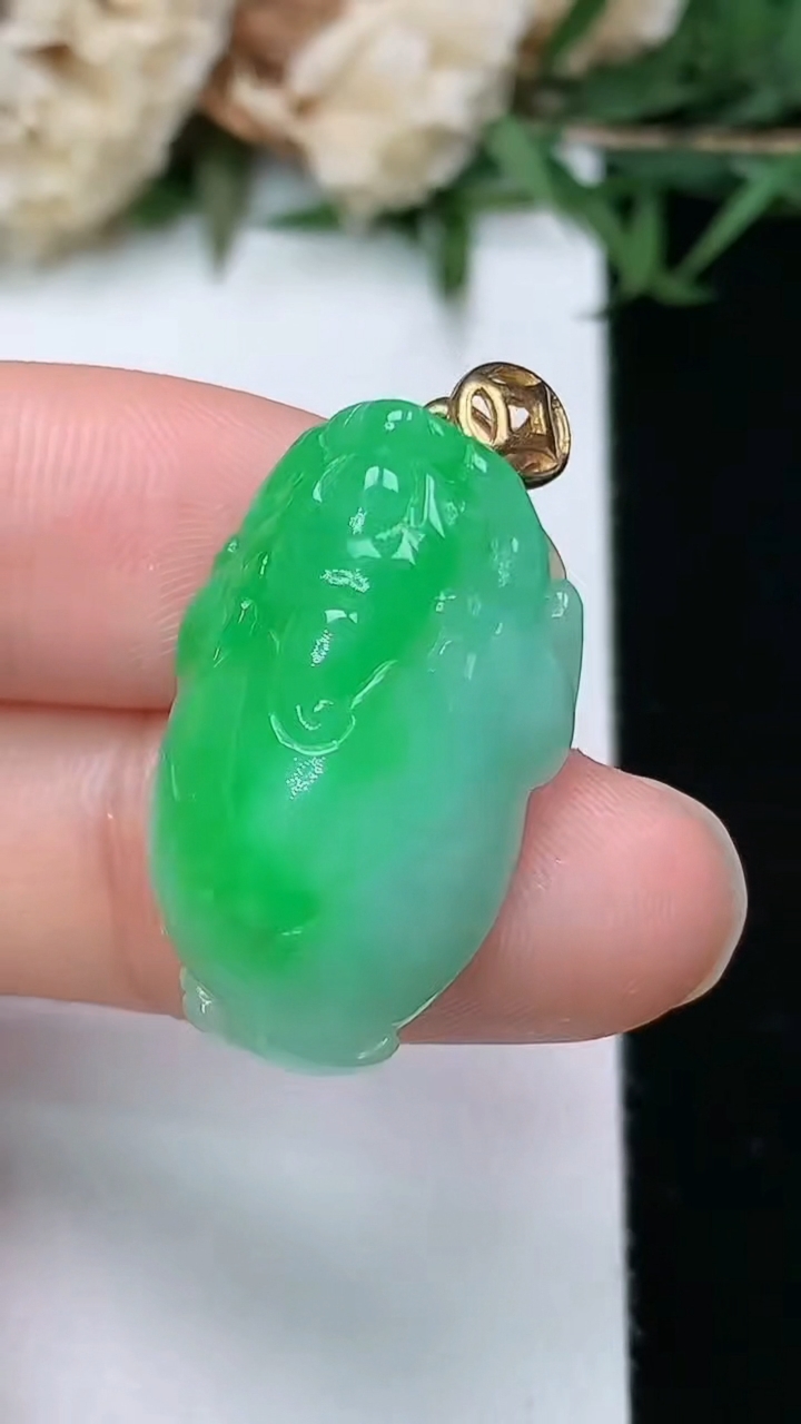 天然A货翡翠金蟾吊坠，尺寸25-15.8-10.4，重量:6.99g
3月28日