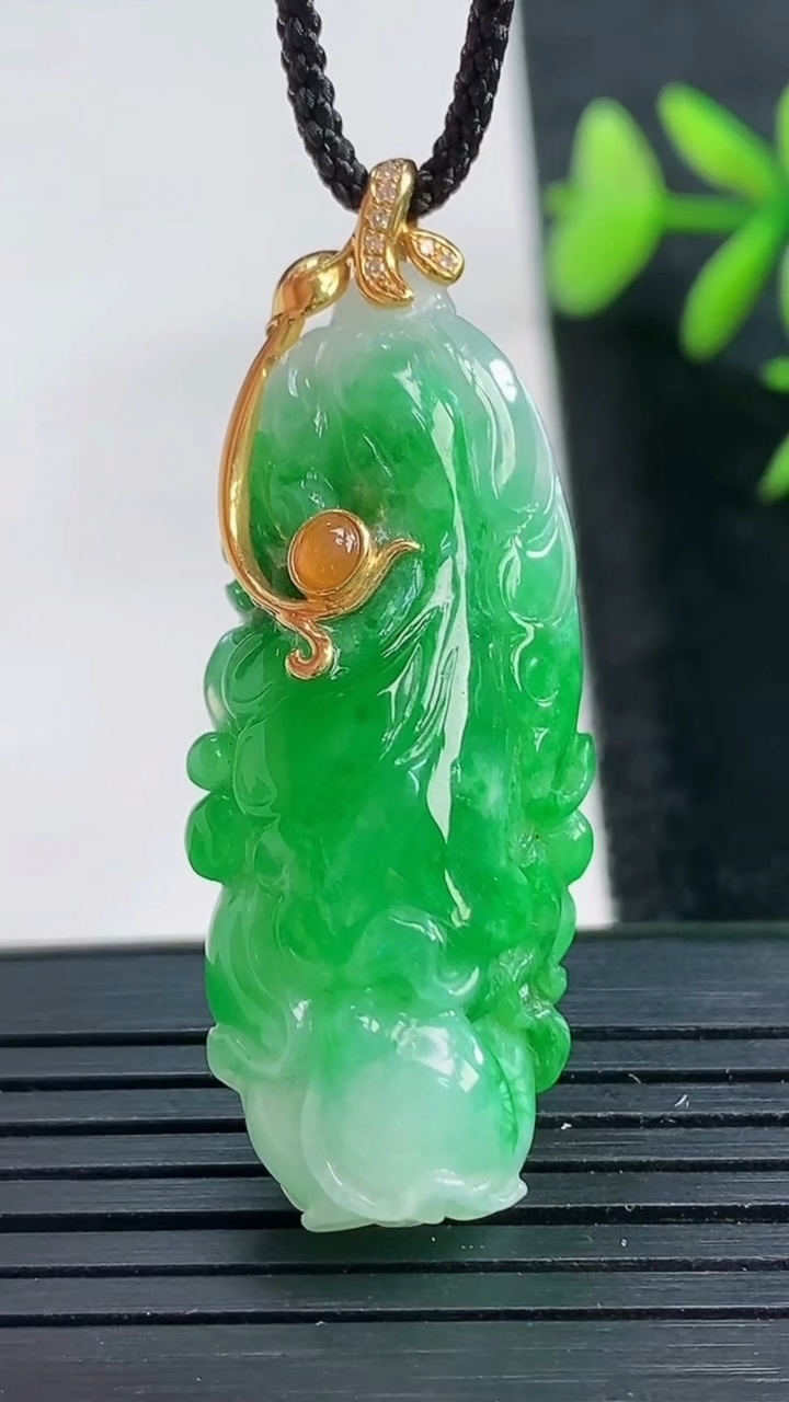 天然A货翡翠白菜吊坠尺寸39.3-16.5-9.9重量:10.95g
3月28日