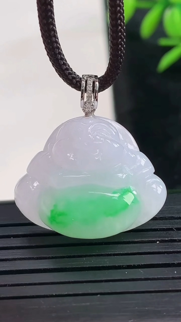 天然A货翡翠佛公吊坠尺寸19.9-25.1-8.2重量:7.19g
3月28日