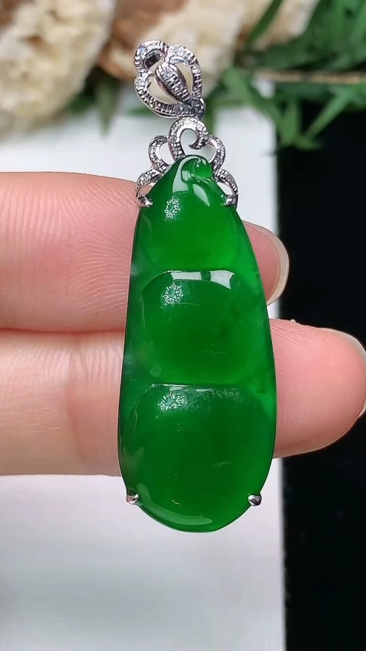 天然A货翡翠福豆吊坠，尺寸29.8-12.7-5，重量:3.03g
3月28日