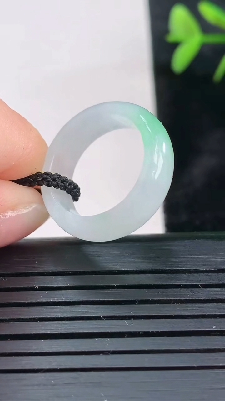 天然A货翡翠指环戒指尺寸15.8-6-2.9重量:2.97g2026年3月28日
工厂直销收藏佳品,种好水足，色泽均匀，有种有色，上手高大气！