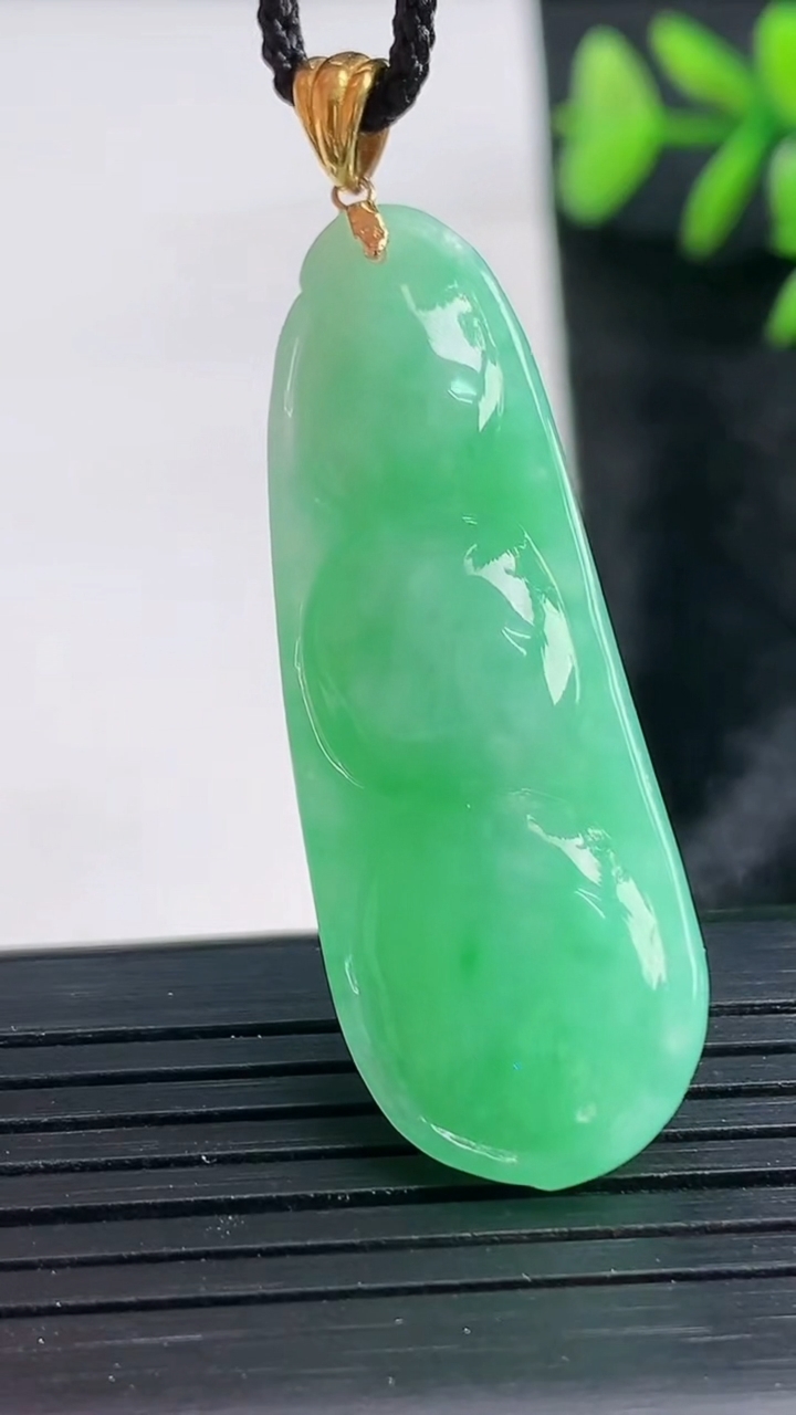 天然A货翡翠福豆吊坠尺寸41.2-14.4-9.3重量:9.47g
3月28日