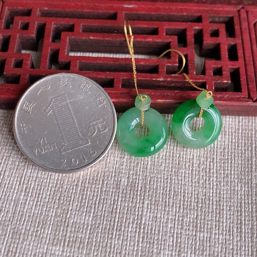 天然A货翡翠18K金镶嵌飘绿平安环耳坠 
尺寸12.4-4.2mm 重量2.88g 0327