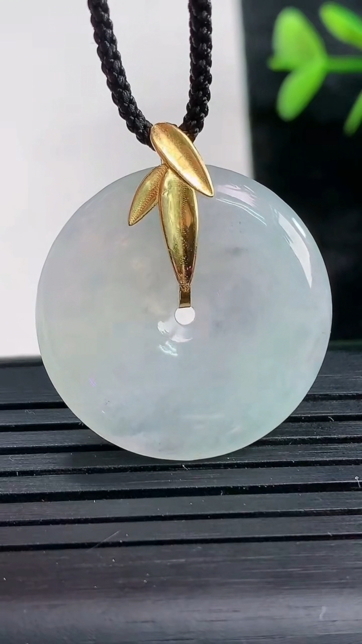 天然A货翡翠平安扣吊坠尺寸26.6-4.5重量:7.20g
3月28日