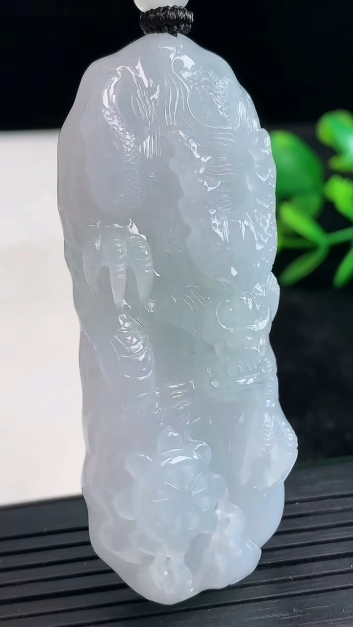 天然A货翡翠紫罗兰龙牌吊坠尺寸64.7-24.5-12.3重量:47.44g
3月28日