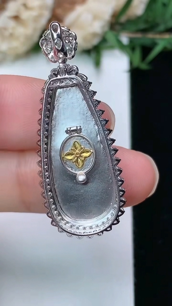 天然A货翡翠无事牌吊坠，尺寸37-14.6-9.3，裸石24.6-10.8，重量:4.62g
3月28日