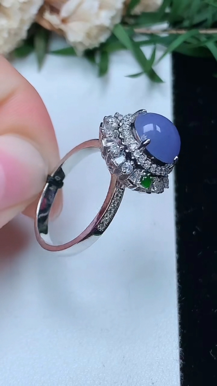 天然A货翡翠k金紫罗兰蛋面戒指，尺寸17.6-8.8-8.7，重量:5.13g2026年3月28日
工厂直销收藏佳品,种好水足，色泽均匀，有种有色，上手高大气！