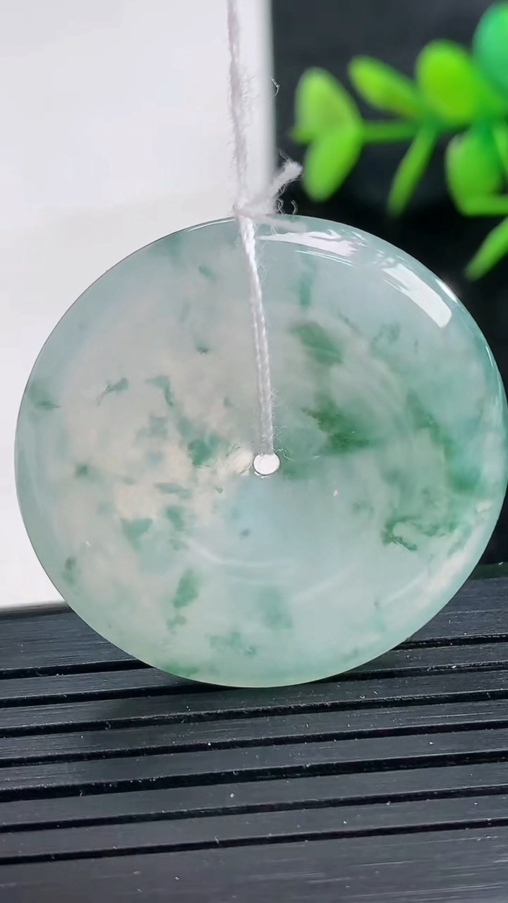 天然A货翡翠种飘花平安扣吊坠尺寸33.2-5重量:11.87g
3月28日