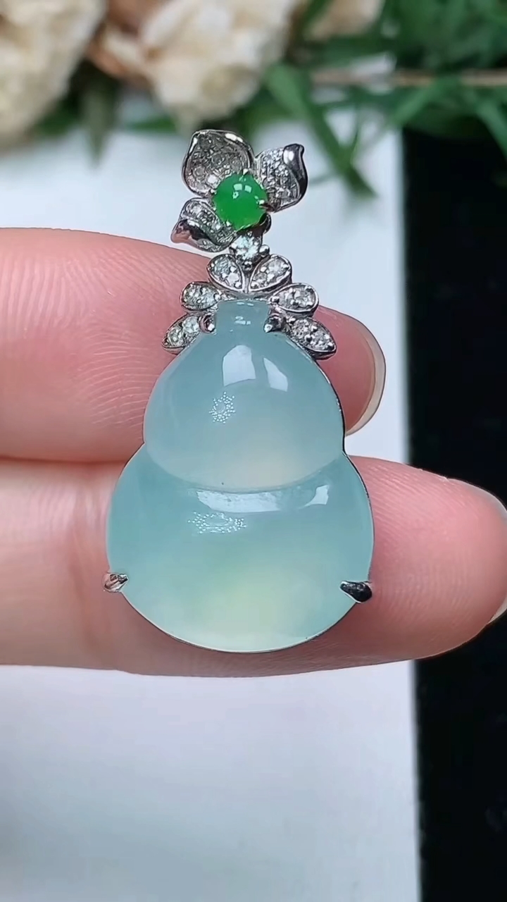 天然A货翡翠白冰葫芦吊坠，尺寸19.2-14.7-8.4，重量:5.11g
3月28日